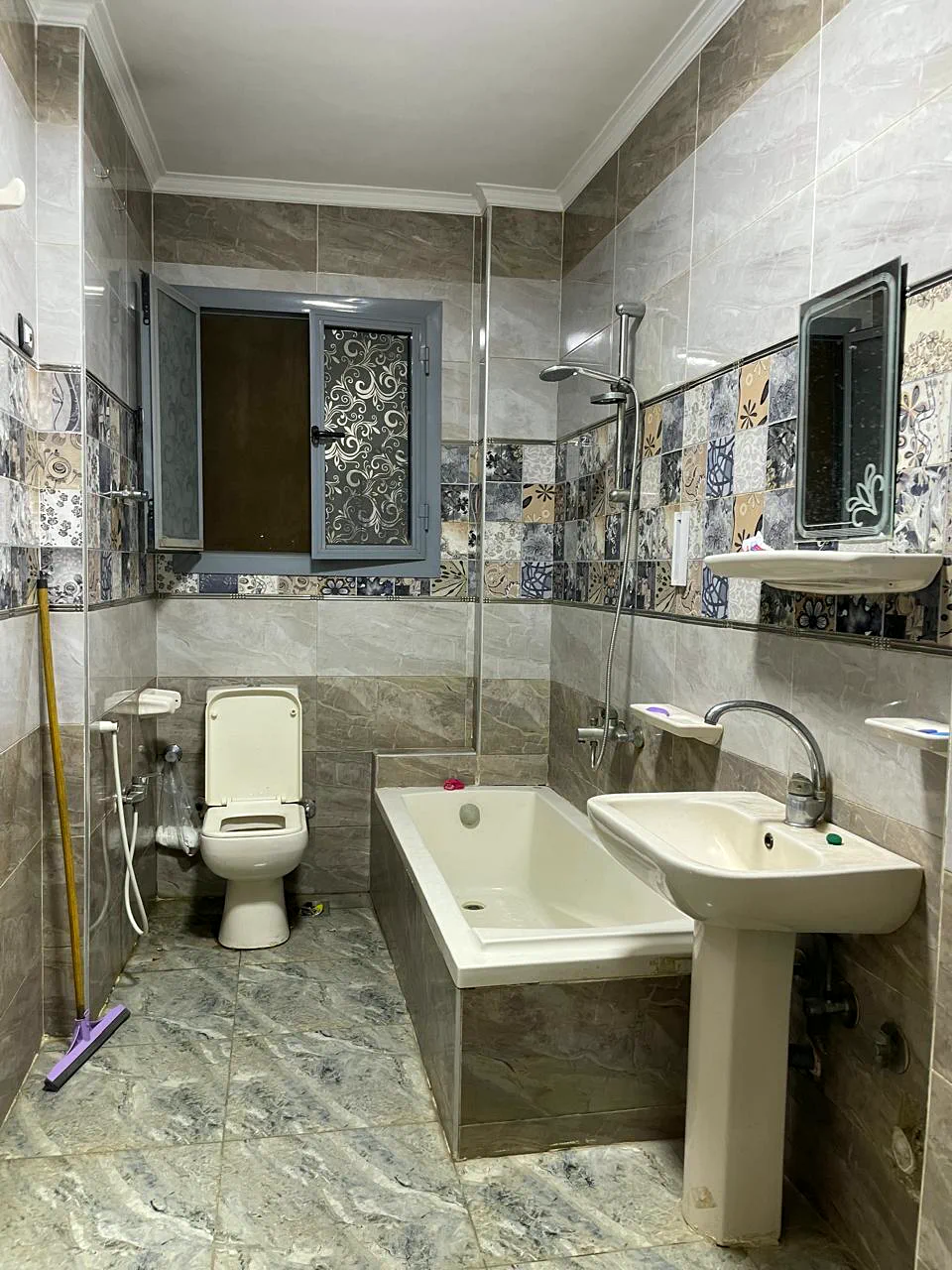حمام آخر بحوض استحمام وسخان مياه داخل السكن
